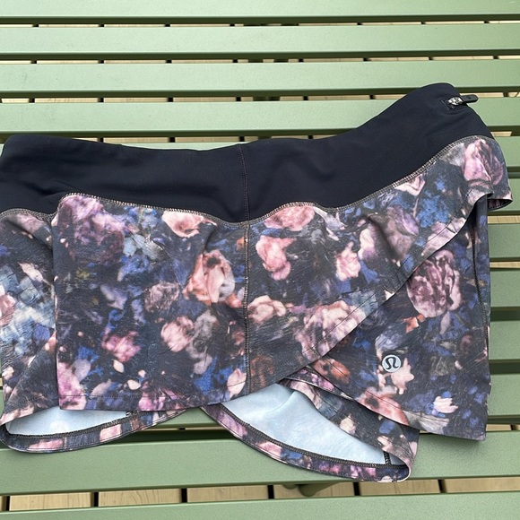 Lululemon Speed Up Short 2.5” Frosted Rose Multi Black  W7AR6R   Size 6 - Picture 5 of 7
